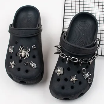 Net Hot Designer Shoe Charms Chain Fashion Gift Punk medál fém csat Hip Hop cipő dekorációs kiegészítők Croc
